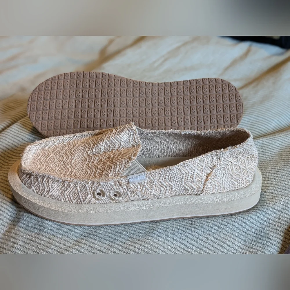 Sanuk Cream Flats with Quilted Texture NWOT - Picture 1 of 2